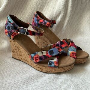 TOMS Women’s Wedge Floral Strap Shoe 9.5